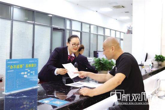 图为工作人员向群众介绍办事流程。刘超 摄