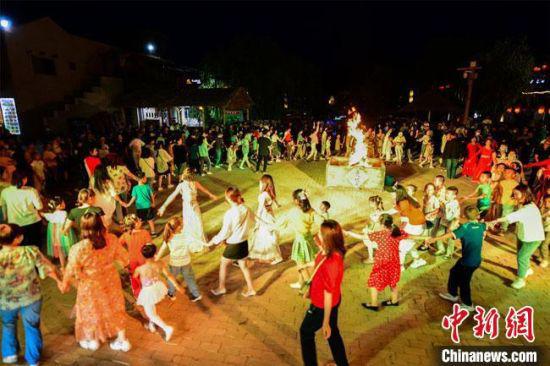 图为今年端午节假期,大批游客体验敦煌“夜生活”。 王斌银 摄