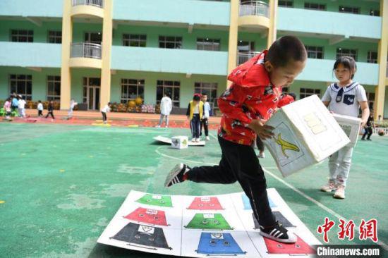 图为孩子们积极参与幼儿园特色活动。 杨艳敏 摄