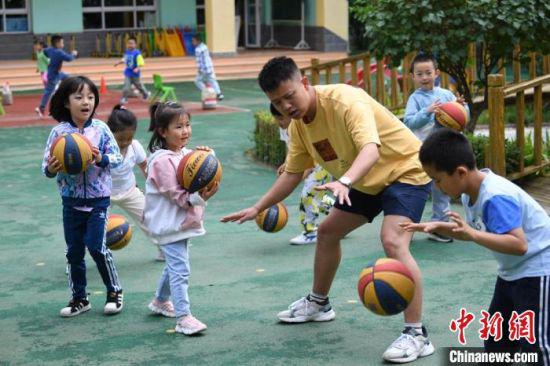 图为孩子们参与体育锻炼。 杨艳敏 摄