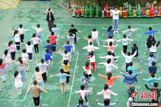 图为幼儿园孩子们正在锻炼身体。 杨艳敏 摄