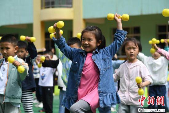 图为孩子们积极参与幼儿园活动。 杨艳敏 摄