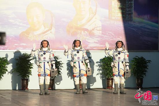神舟十二号载人飞行任务航天员乘组出征仪式现场,3名航天员聂海胜(中)、刘伯明(右)、汤洪波(左)走出问天阁。中国网记者 杨佳摄影
