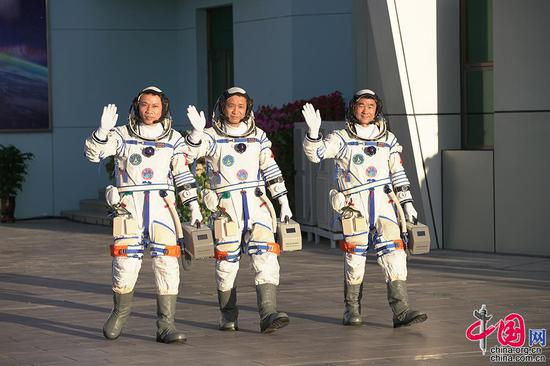 6月17日,神舟十二号航天员出征仪式在酒泉卫星发射中心举行,航天员聂海胜(中)、刘伯明(右)和汤洪波(左)在出征仪式上挥手。中国网记者 杨佳摄影