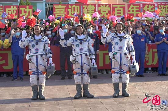 6月17日,神舟十二号载人飞行任务航天员乘组出征仪式现场。中国网记者 杨佳摄影