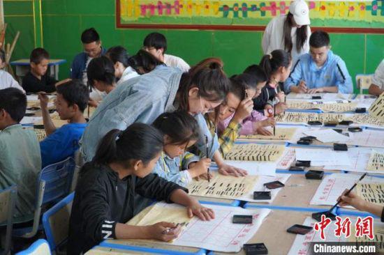 2020年暑假期间,西北师范大学志愿者在县(区)学校开展体育美育普及活动。(资料图) 王玉丰 摄
