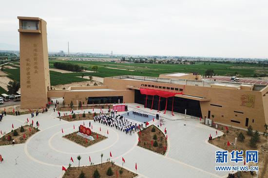 图为八步沙两山实践创新基地揭牌仪式现场。