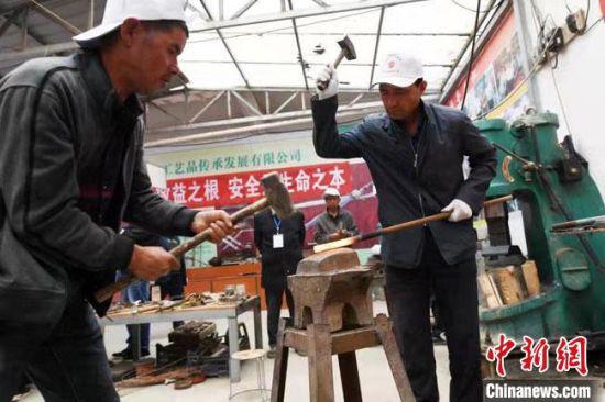 6月中下旬,一场在近年常态化举行的“发展保安族腰刀锻制技艺技能竞赛”在甘肃临夏州积石山县举行。 杨艳敏 摄