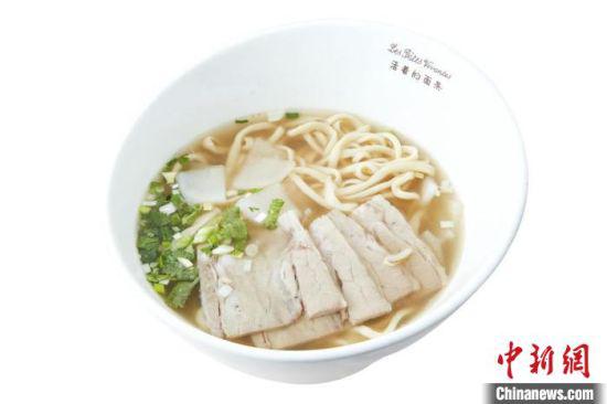 图为加入盐、鸡蛋多次调配而成的拉面。 受访者供图