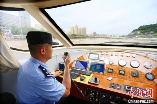 每年进入汛期,水上派出所民警便加大巡查次数,并及时提醒黄河两岸休闲民众的“危险动作”。 高展 摄