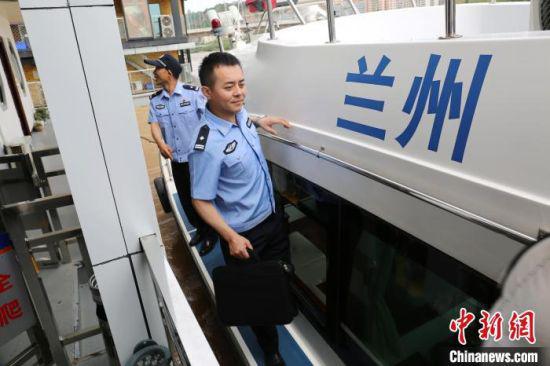 6月下旬,兰州水上派出所民警开始水上巡查工作。 高康迪 摄