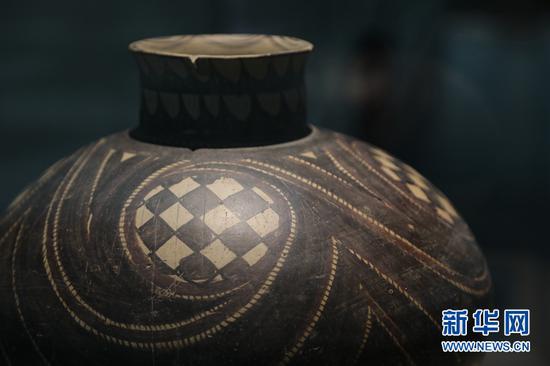 马家窑文化彩陶珍品展上的展品。新华社记者 马莎 摄