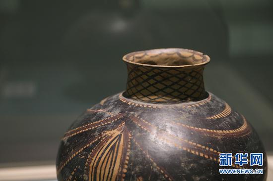 马家窑文化彩陶珍品展上的展品。新华社记者 马莎 摄