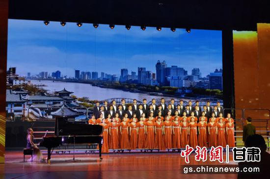 6曰19日,“永远跟党走”庆祝中国共产党成立100周年全省高校合唱展演暨甘肃省第三届学生合唱艺术节在兰州举行。