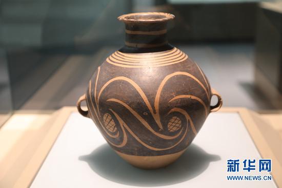 马家窑文化彩陶珍品展上的展品。新华社记者 马莎 摄