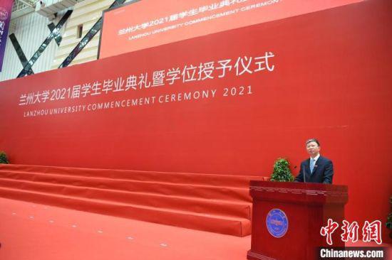 6月22日,兰州大学举行2021年城关校区学生毕业典礼暨学位授予仪式。 杨艳敏 摄