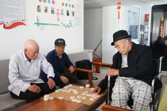 6月22日,在甘肃省庆阳市养老综合服务中心,入住老人在下象棋。新华社记者 马希平 摄