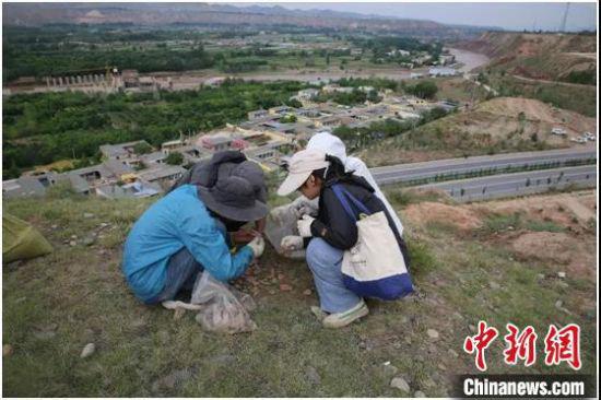 图为甘青两省联合考古调查队工作场景。 甘肃省文物考古研究所供图
