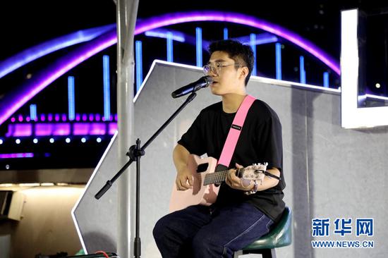 “乐动金城 声醉兰州”音乐展演活动中的民谣演唱。新华网发(童张伟 摄)