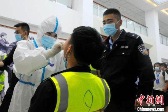 图为医务工作者人员为所有案件相关人员做核酸检测。 兰州市公安局供图