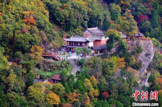 2018年拍摄的甘肃天水市峰恋叠嶂的“花石崖”,是佛、道教并存的名山胜地。(资料图) 张涛 摄