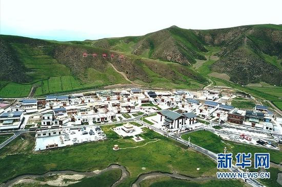 甘南藏族自治州合作市佐盖曼玛镇俄合拉村。新华网发(童张伟 摄)