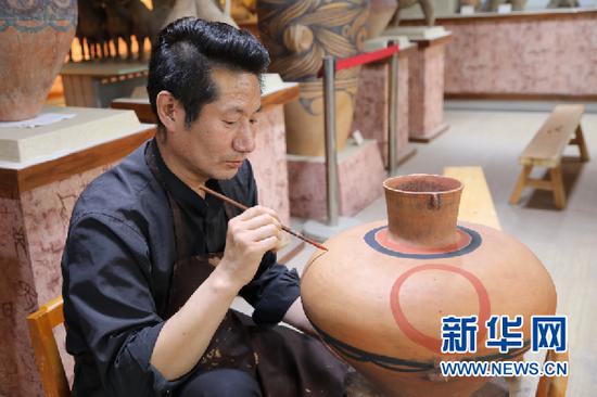 马黑麦正在制作彩陶。新华社记者马莎摄