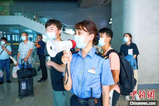 兰州火车站及时做好旅客服务和车票退、改签工作,开放全部售票窗口。 兰州火车站供图