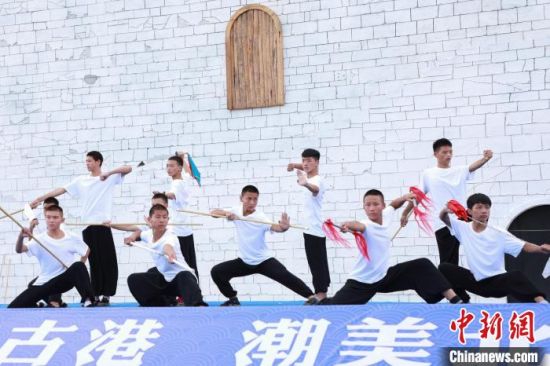 图为启动仪式上,敦煌艺术团表演武术。 王伟臣 摄