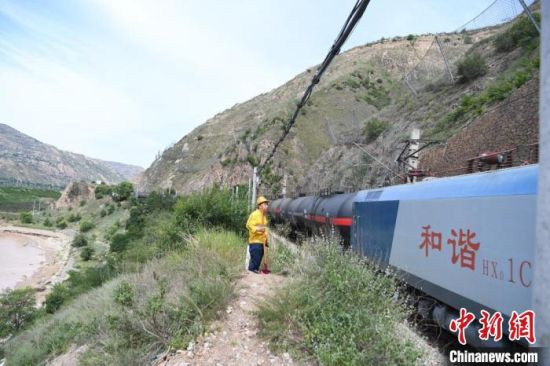 陇海线车辆繁忙,火车呼啸而过,防洪点职守者需要的是高度的责任。 杨艳敏 摄