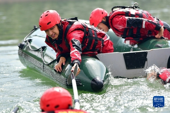 9月29日,消防指战员在甘肃省临夏回族自治州永靖县刘家峡水域进行救援演练。新华社记者 陈斌 摄