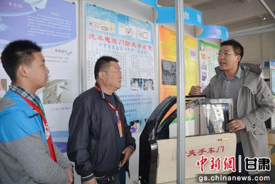 图为刘浩炜和参观的嘉宾交流设计原理。通讯员 郭红 摄