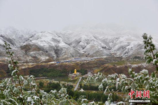 雪后的群山。 武雪峰 摄