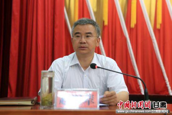 天水市常务副市长赵四辈主持会议。