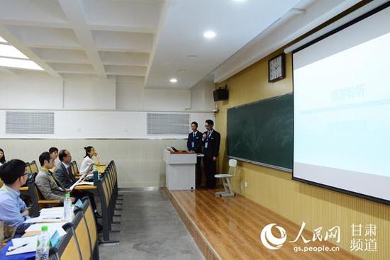 答辩现场。(王文嘉 摄)