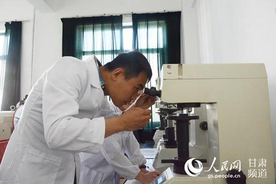 复合板测试。(王文嘉 摄)
