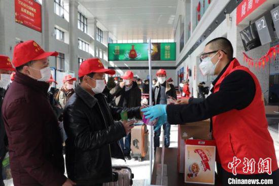 图为甘肃成县机场人员为劳务者提供食物。 祁丽 摄