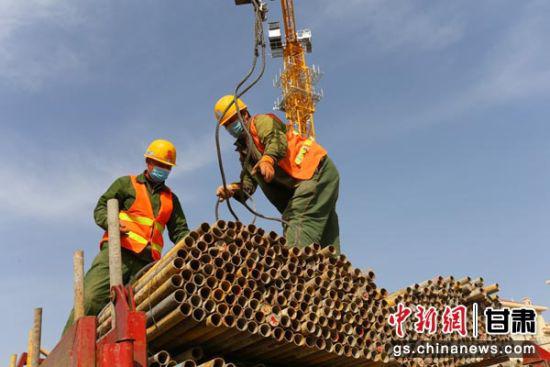 兰州高新区定连园区大名城二期10#—2地块施工现场,工人正在作业。 高展 摄