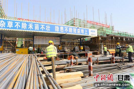 图为兰州高新区定连园区棚户区改造安置区项目施工现场。高展 摄