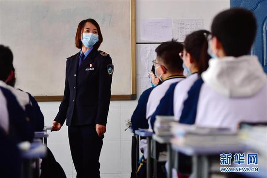 4月15日,兰州市第二十八中学“健康副校长”曹琴为学生上健康教育课。新华社记者 陈斌 摄