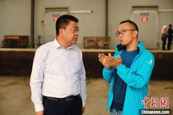 天祝县委书记李鹏(左)接受自媒体“码头青年”主编林飞(右)采访。
