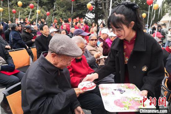 图为金婚老人分享蛋糕。 刘玉桃 摄