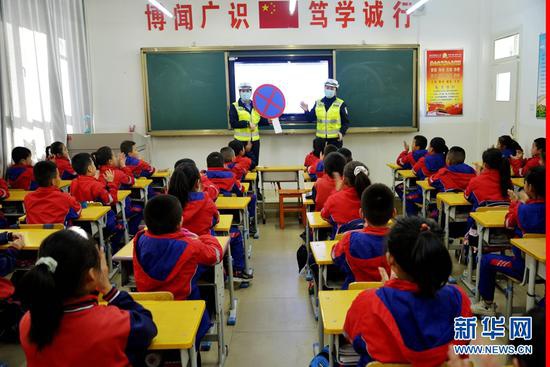 10月28日下午,民警为学生们讲解交通安全知识。新华网发(郑耀德 摄)