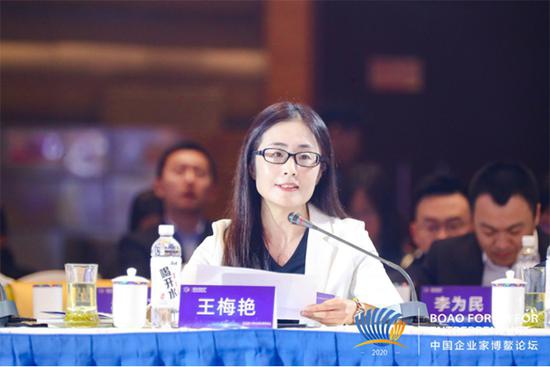 (图为海尔集团首席品牌官王梅艳在主论坛圆桌对话环节发言)