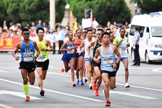 2019年6月2日,参赛选手在2019兰州国际马拉松比赛中。新华社记者 陈斌 摄