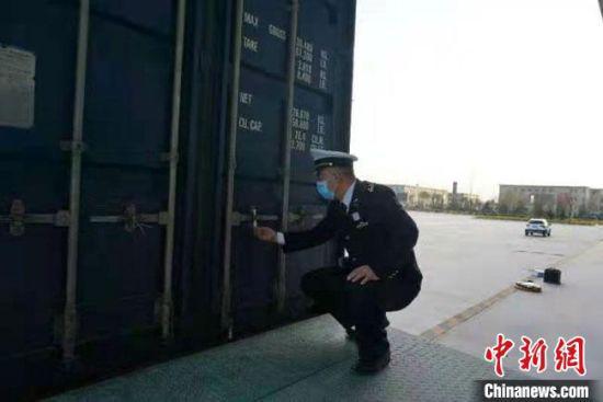 图为兰州海关工作人员对该批进口汽车进行监管。 兰州海关供图