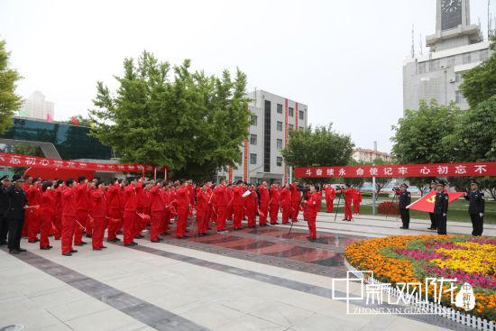 面对鲜艳的党旗,几代石油人重温入党誓词,展现国有企业员工投身中华民族复兴伟大事业的坚定信心。