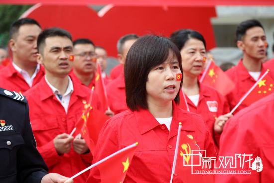 用嘹亮高亢的歌声表达了热爱党、热爱祖国的心声和永远跟党走的初心。