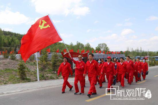 近日,长庆采油十一厂组织党员干部前往六盘山红色革命教育基地,开展“不忘初心 走好新的长征路”主题党日学习活动。