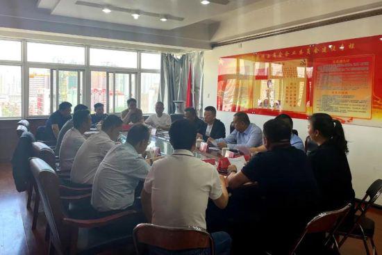 5月27日,甘肃省陕西商会组织召开专题会议,传达学习了全省优化营商环境大会上省委书记、省人大常委会主任尹弘,省委副书记、省长任振鹤讲话精神,与会人员围绕学习贯彻会议精神,结合优化甘肃营商环境谈了学习体会和感受。